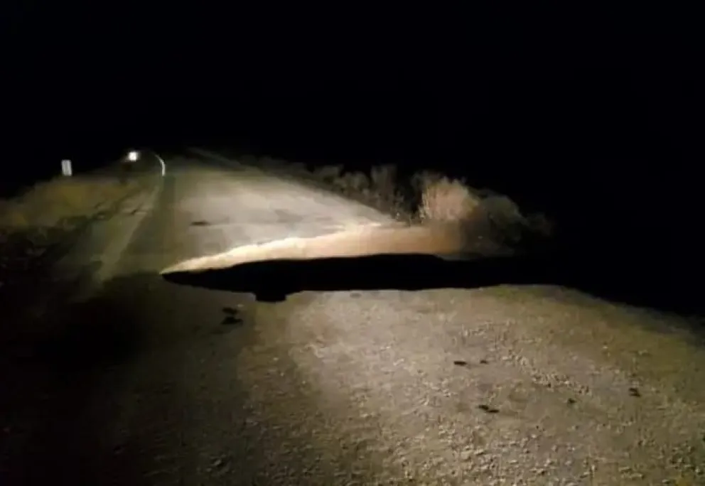 Corte total en el empalme entre las rutas 26 y 40 por enorme socavación en la calzada
