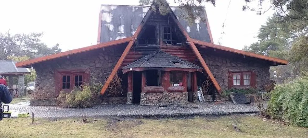 Voraz incendio consumió cuatro cabañas turísticas