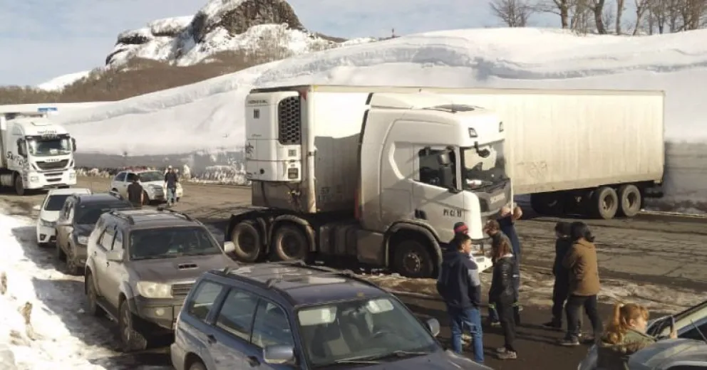 Camionero quiso doblar en U y colapsó la ruta a Chile