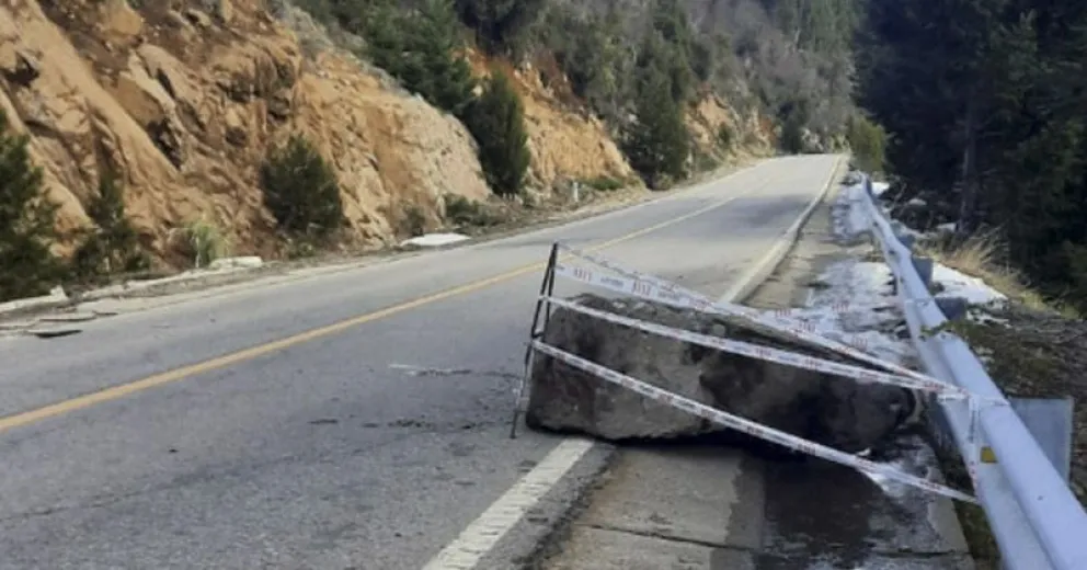 Cayó una gran piedra en Ruta 40 y piden precaución para transitar de noche