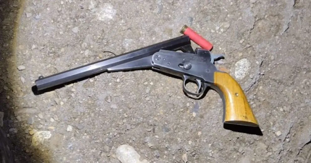 Agredía verbalmente a una mujer con un arma de fuego lista para disparar