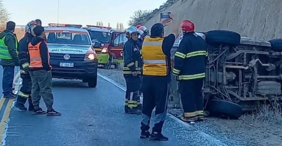 Turistas chilenos volcaron con su camioneta en Ruta 234 y fueron derivados al hospital 