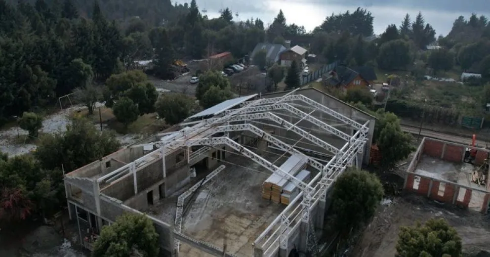 Continúan avanzando las obras en el Municipal Nº 5, Delegación Sur y Puerto San Carlos