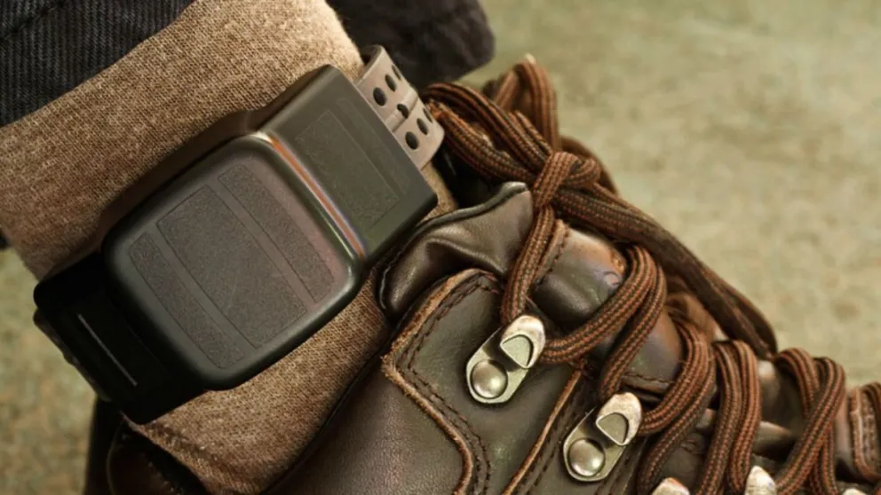 Buscan a un hombre que se sacó la tobillera electrónica y se retiró del domicilio donde permanecía detenido
