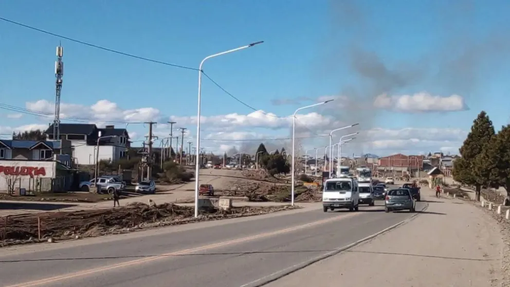 Motociclista sufrió heridas leves al colisionar a un auto cuando realizaba maniobras arriesgadas