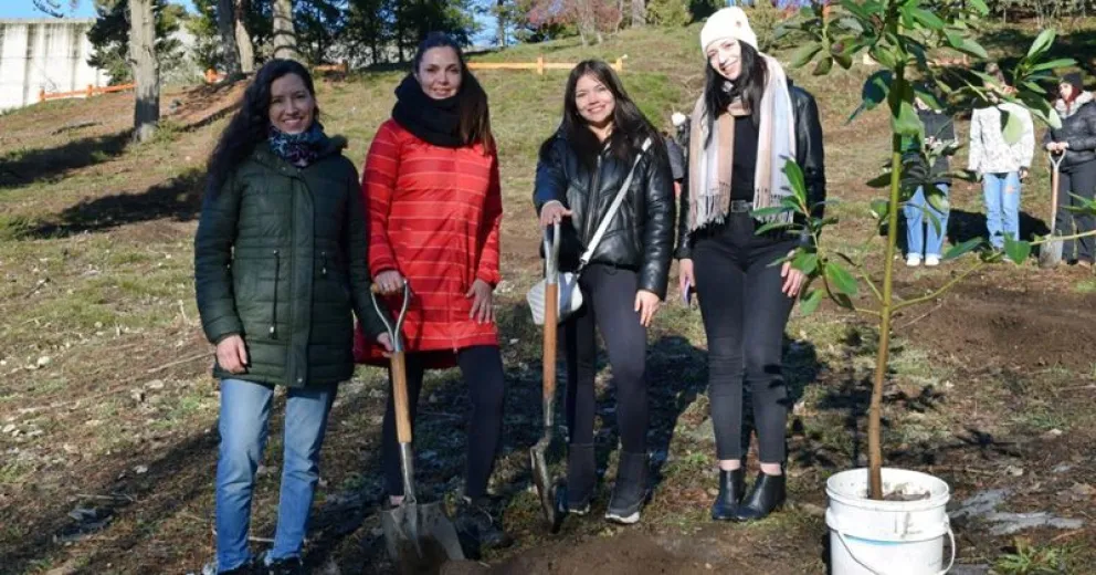 Candidatas a Reina Nacional de la Nieve plantaron árboles nativos