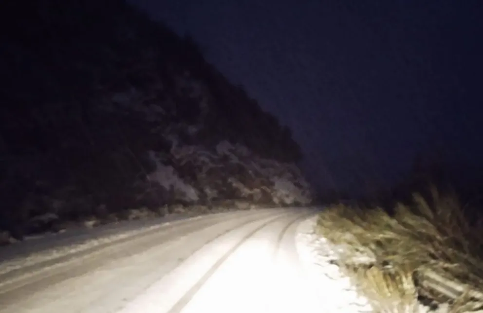 Nieva en las zonas altas y el hielo reduce la adherencia para transitar en Ruta 40 