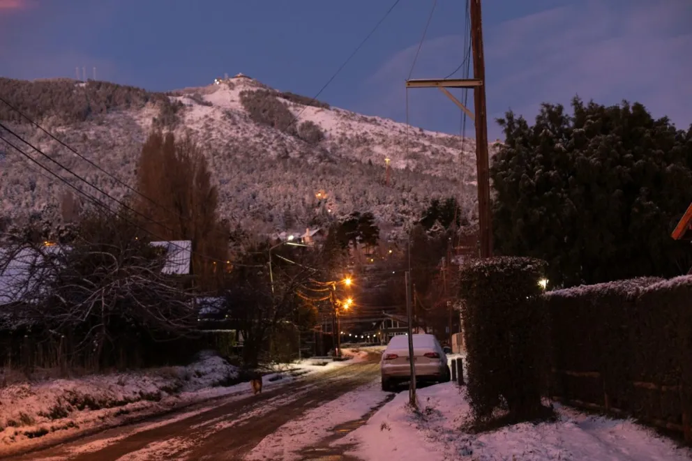 Con la nevada, el hielo y las bajas temperaturas, se complica la circulación en Bariloche 