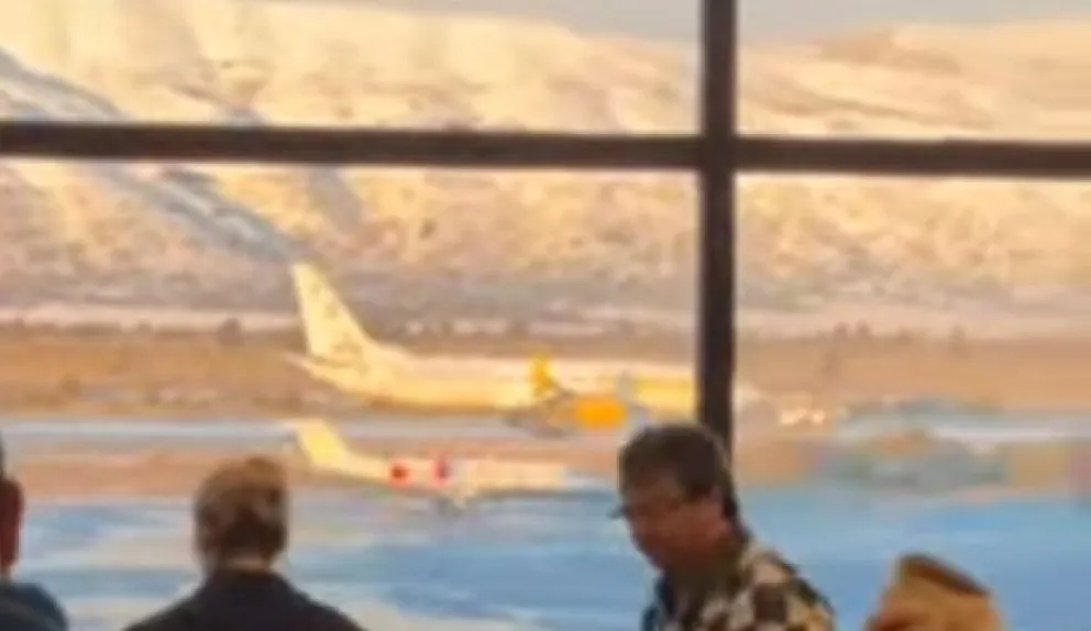 Video: El hielo complica las operaciones en el aeropuerto de Bariloche y hay vuelos demorados y desviados