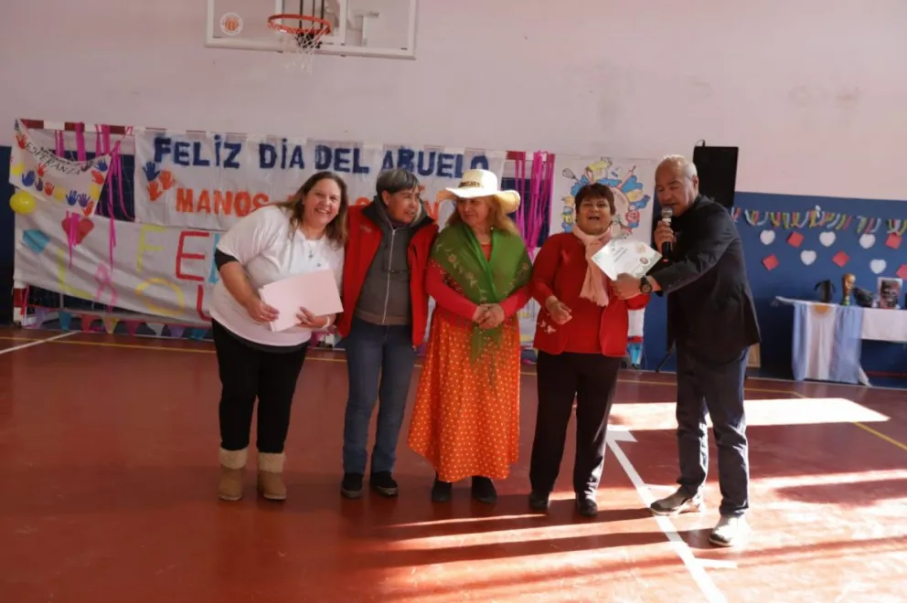 Cientos de adultos mayores jugaron, bailaron y pasaron una tarde de festejo