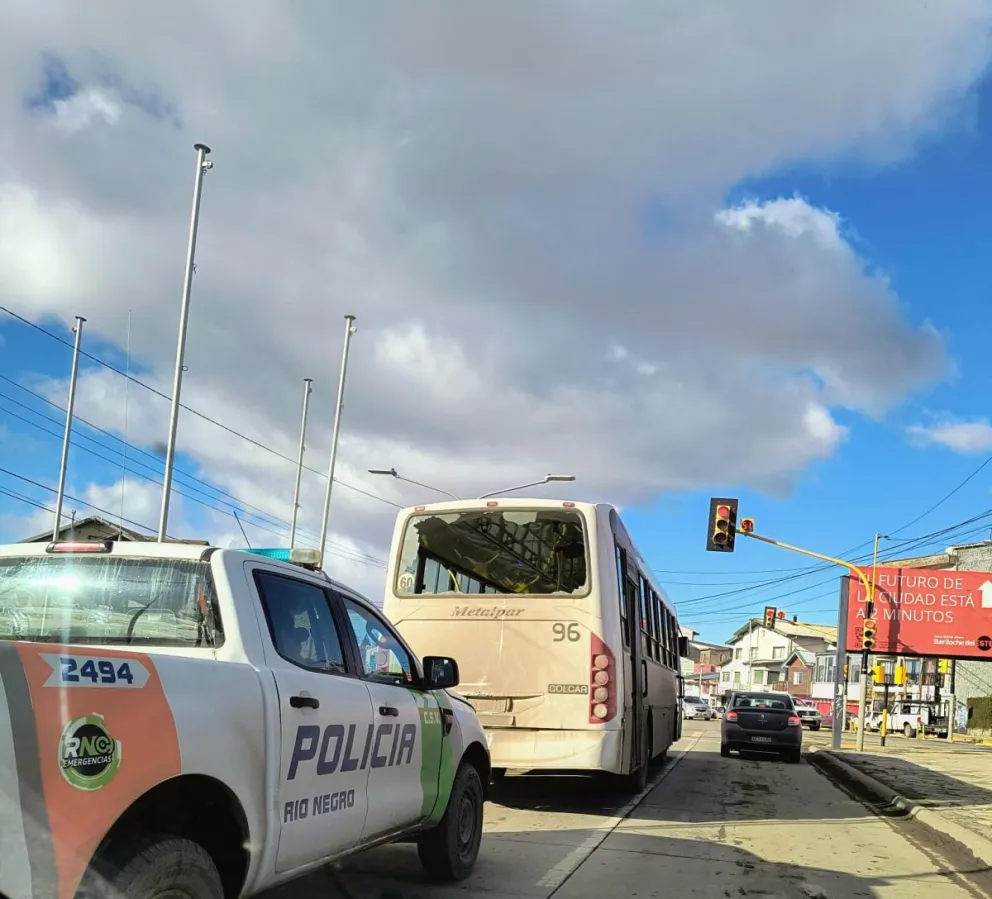 Choque en Bustillo: Colectivo estudiantil impactó de atrás a unidad de Mi Bus