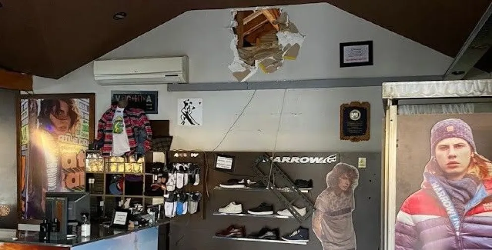 A través de un boquete, ingresaron a un local de ropa y se llevaron el televisor 