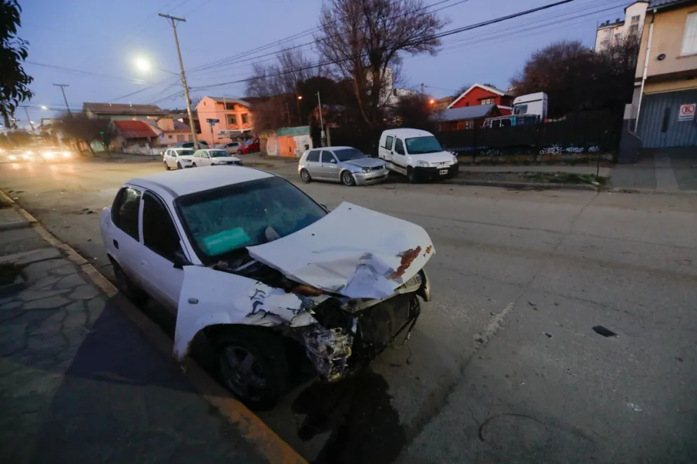 Corrían picadas por Elordi y uno de ellos impactó contra otro auto que cruzó mal