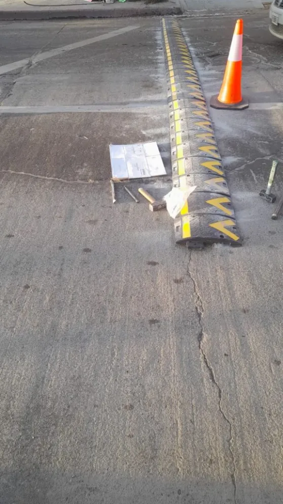 Instalaron reductores de velocidad en Av. 12 de Octubre