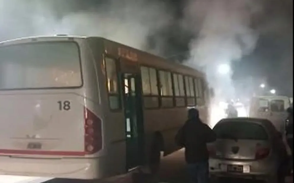 Colectivo de Mi Bus sufrió principio de incendio y quedó detenido en calle Beschtedt
