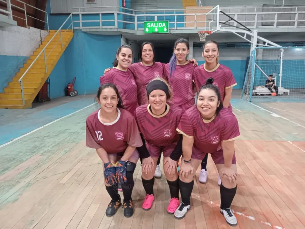 Las chicas del fútbol libre tuvieron mucho fútsal en Bomberos 