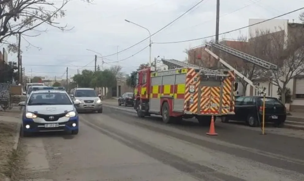¡Qué peligro! un albañil sufrió fracturas tras caer de un segundo piso en una obra