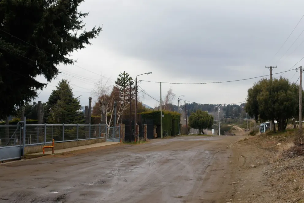 Denuncian a un hombre y secuaces por apoderarse de todos los bienes de un anciano en Bariloche