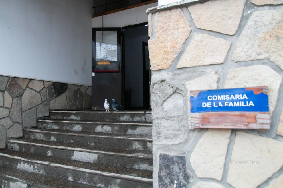 La Comisaría de la Familia de Bariloche se encuentra ubicada en Vilcapugio 931 o también se pueden realizar consultas al 294 4423697.