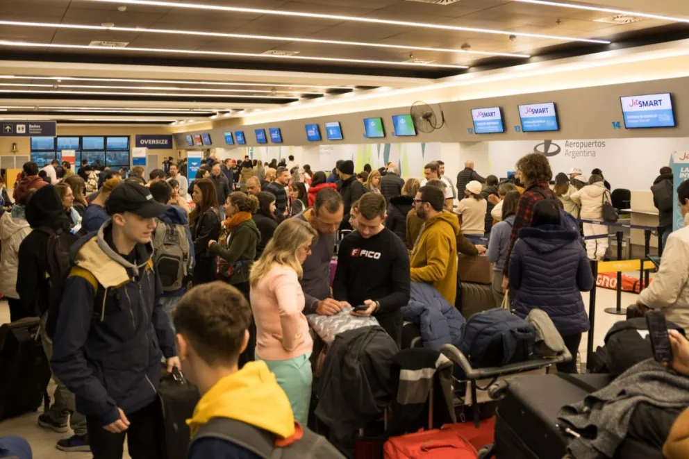 Las fotos de la demora y cancelaciones en el aeropuerto de Bariloche  