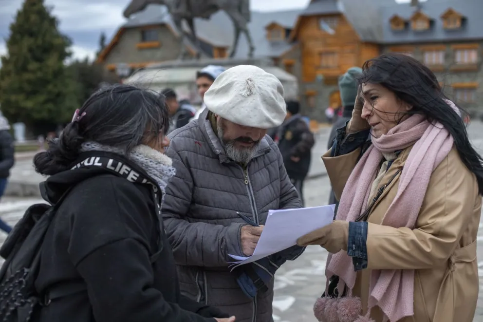 Reclamo en el Centro Cívico por el aumento en las tarifas de electricidad