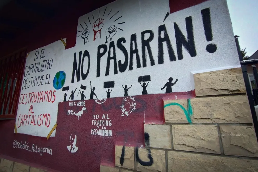 "No pasarán" el nuevo mural que logró tapar los mensajes de odio 
