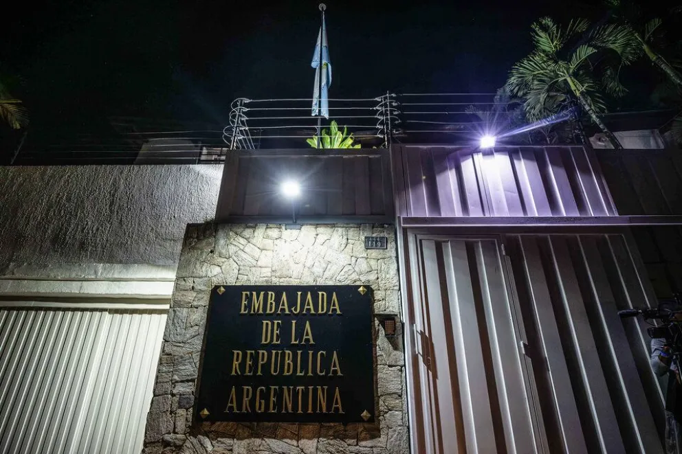 Los diplomáticos argentinos abandonaron Venezuela 