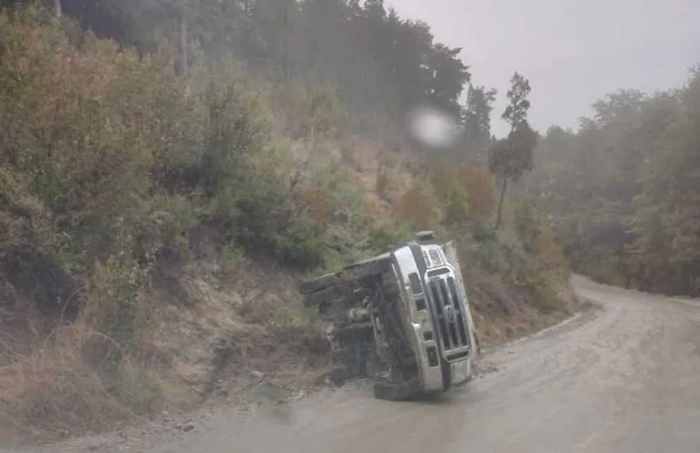 Camión de la Comisión de Fomento de El Manso volcó en la Ruta 83