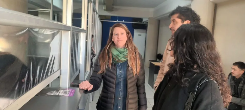 Ataque al local del Frente de Izquierda: "No nos van a paralizar ni nos vamos a quedar de brazos cruzados"