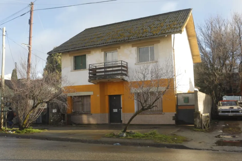 Se incendió el primer piso de una vivienda y bomberos rescataron a una persona que se encontraba en el balcón