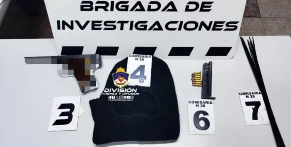 Demoraron a tres sospechosos y en el allanamiento encontraron pasamontañas, un arma y precintos