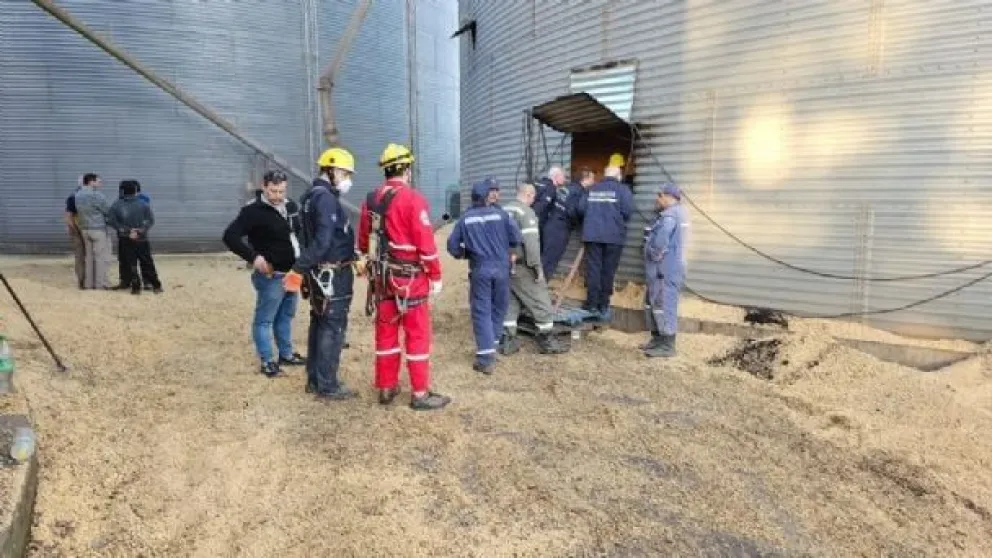 Tragedia: un trabajador murió tras caer dentro de un silo repleto de soja 