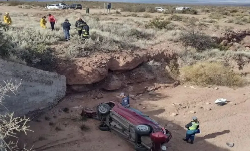 Dos heridos en violento vuelco en Ruta 237