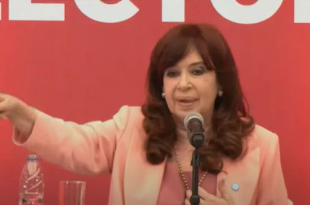 Cristina habló desde México y dijo que en Venezuela "no hay diablos ni ángeles" pero que se deben mostrar las actas