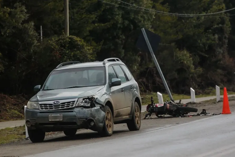 Motociclista sufrió heridas graves al colisionar a un auto en la Ruta 82