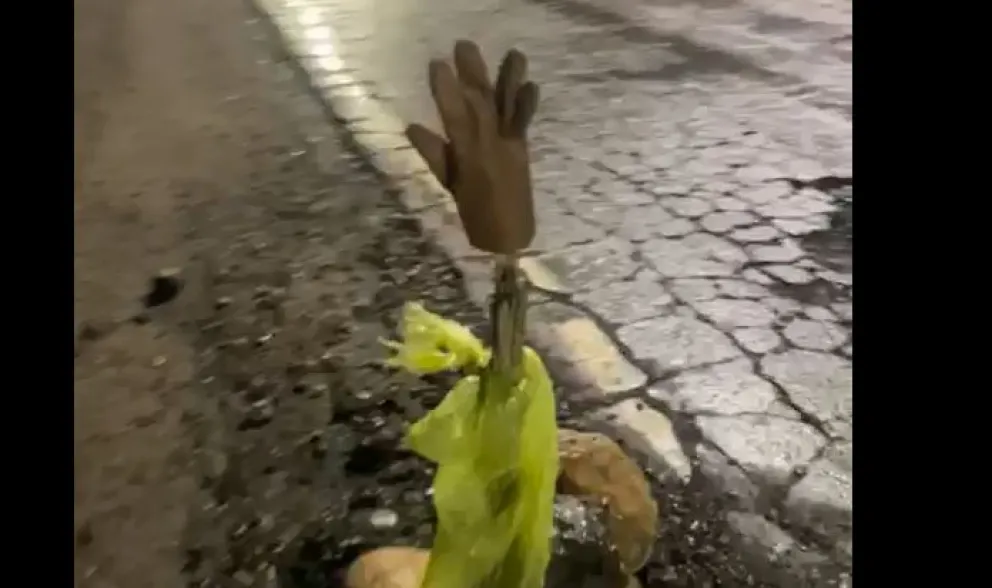 Quejas por un pozo señalizado con un guante en el acceso al Aeropuerto Teniente Candelaria
