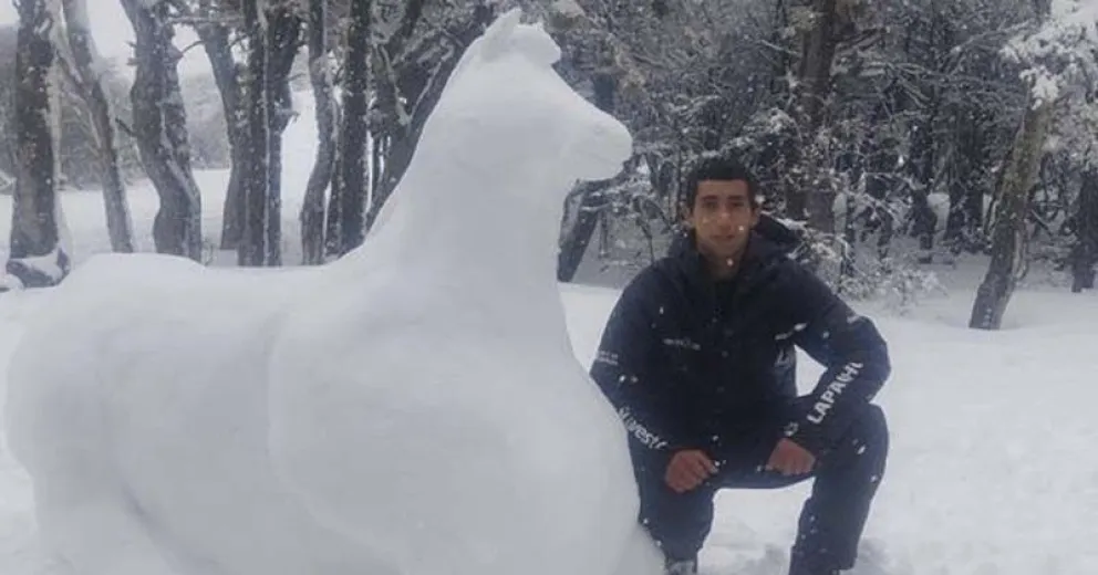 Un trabajador de montaña crea obras de arte con nieve en sus ratos libres