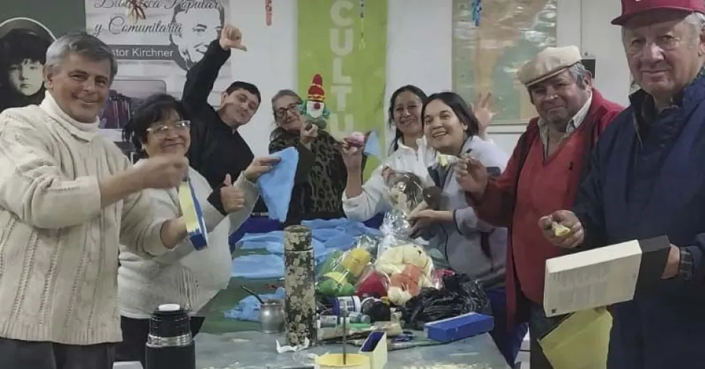Están fabricando regalos para los más chiquitos de Bariloche y necesitan materiales