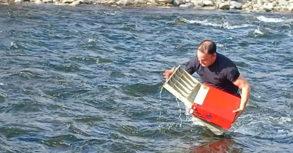 Así rescataban del río la caja registradora que el hombre intentó robarse