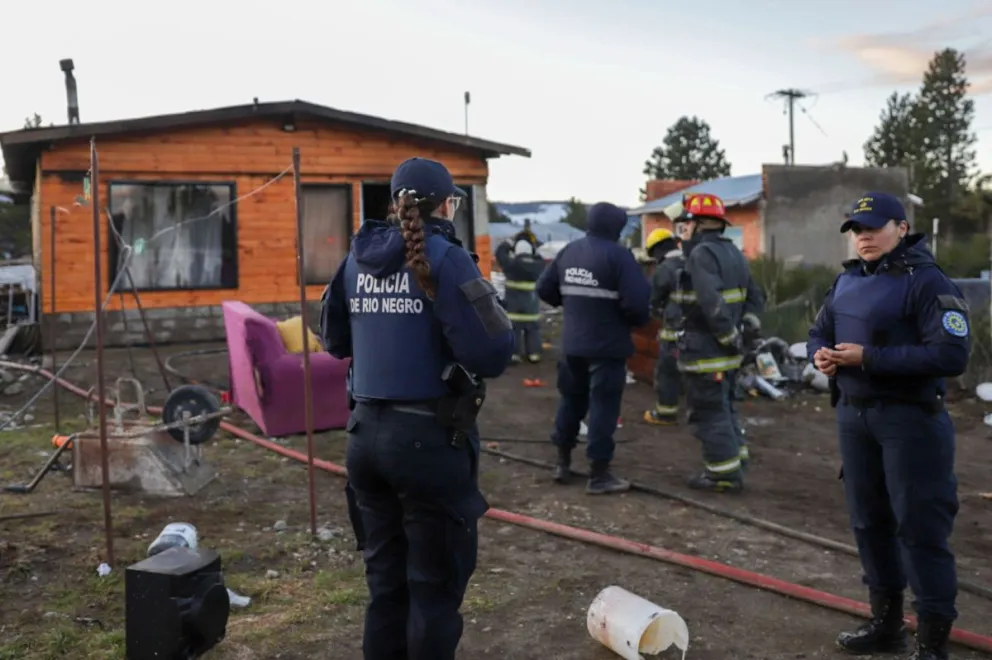 Voraz incendio afectó una vivienda de madera en el sur de Bariloche