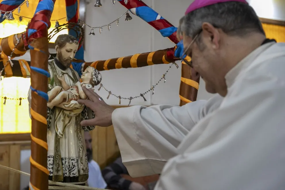 El Obispo dentro de la parroquia San Cayetano en el barrio El Frutillar. Imagen de archivo.