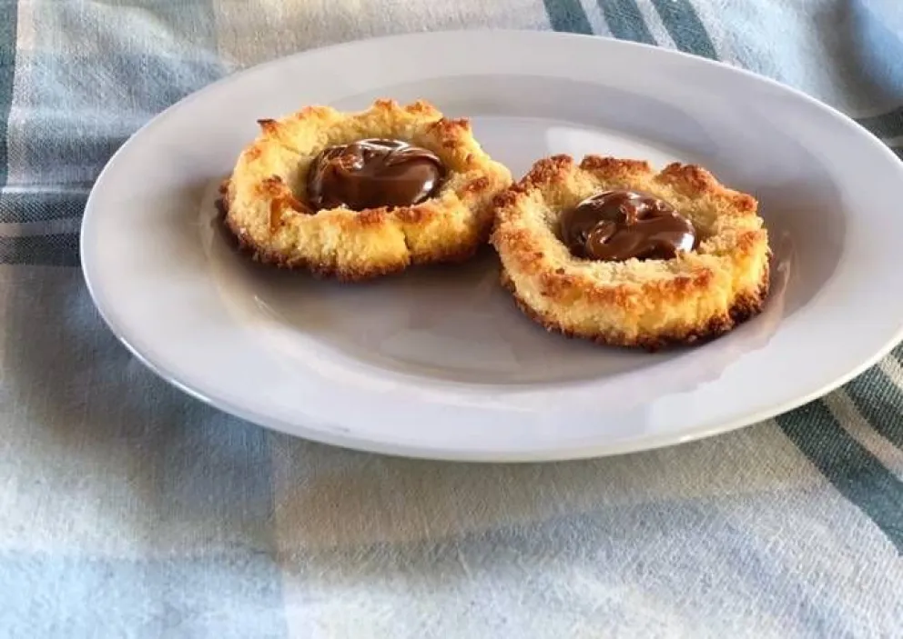 Paso a paso para cocinar galletitas de coco rellenas, sin harina ni azúcar