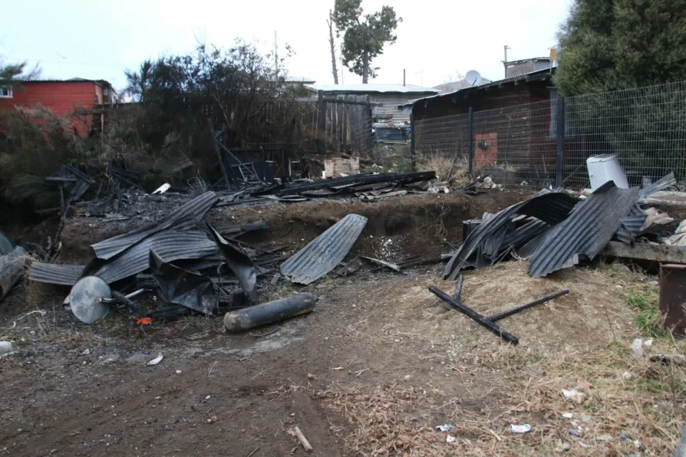 Una vivienda de madera sufrió pérdidas totales en un incendio estructural