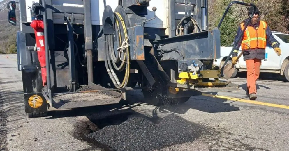 Siguen las tareas de bacheo entre Bariloche y El Bolsón  