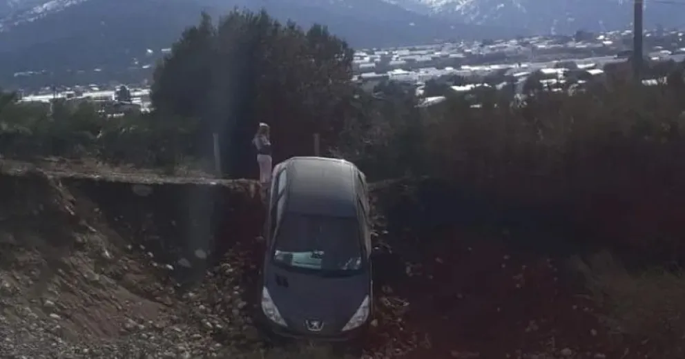 GPS traicionó al conductor y lo hizo caer por un terraplén en Bariloche