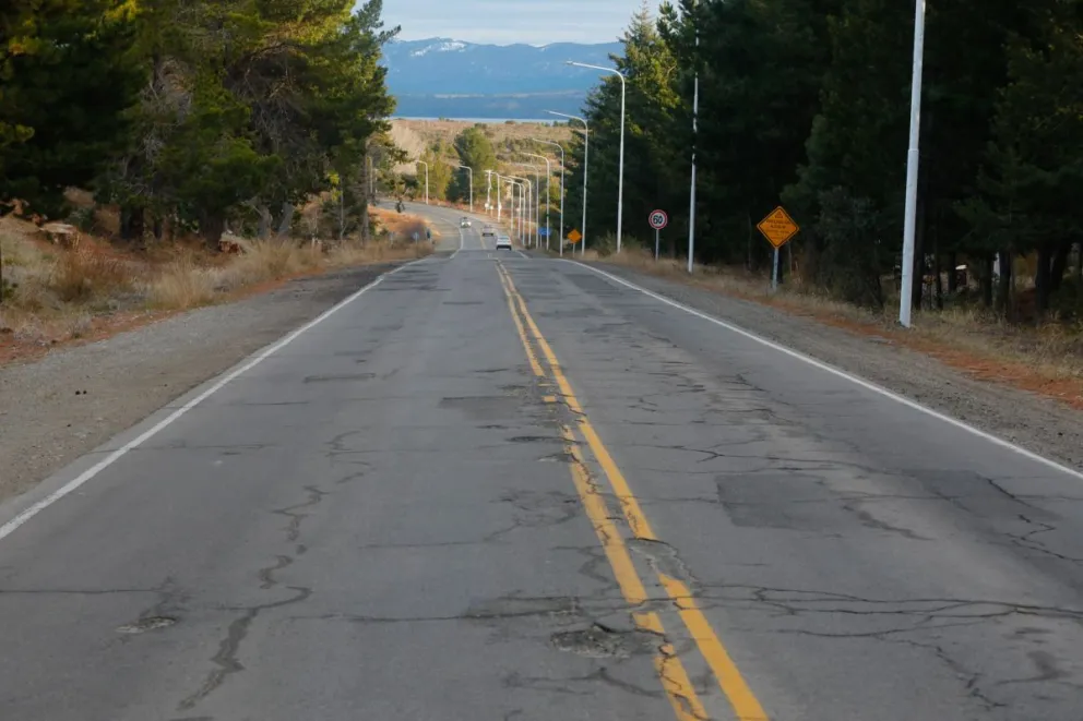 Preocupa el estado de la ruta de acceso al aeropuerto de Bariloche y gestionan acciones en conjunto