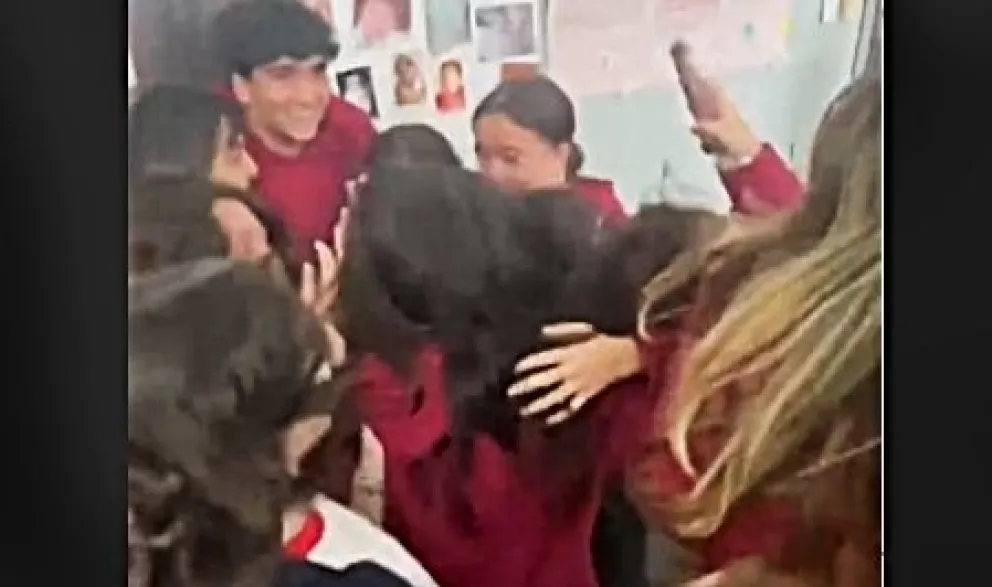 No podía pagar el viaje de egresados y sus compañeros le dieron la sorpresa de que viaja a Bariloche