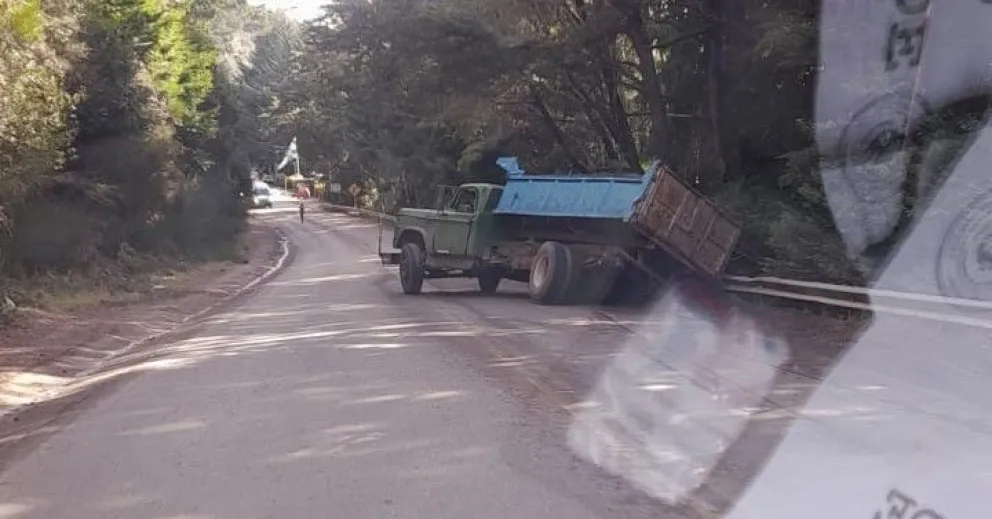 Desperfecto mecánico en un camión provocó un caos vial en Avenida Bustillo