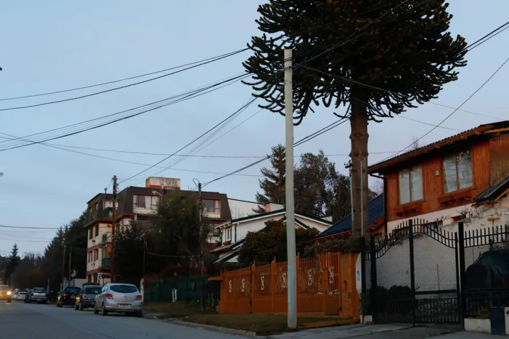 Preocupación de los vecinos por un poste que se puede caer en cualquier momento