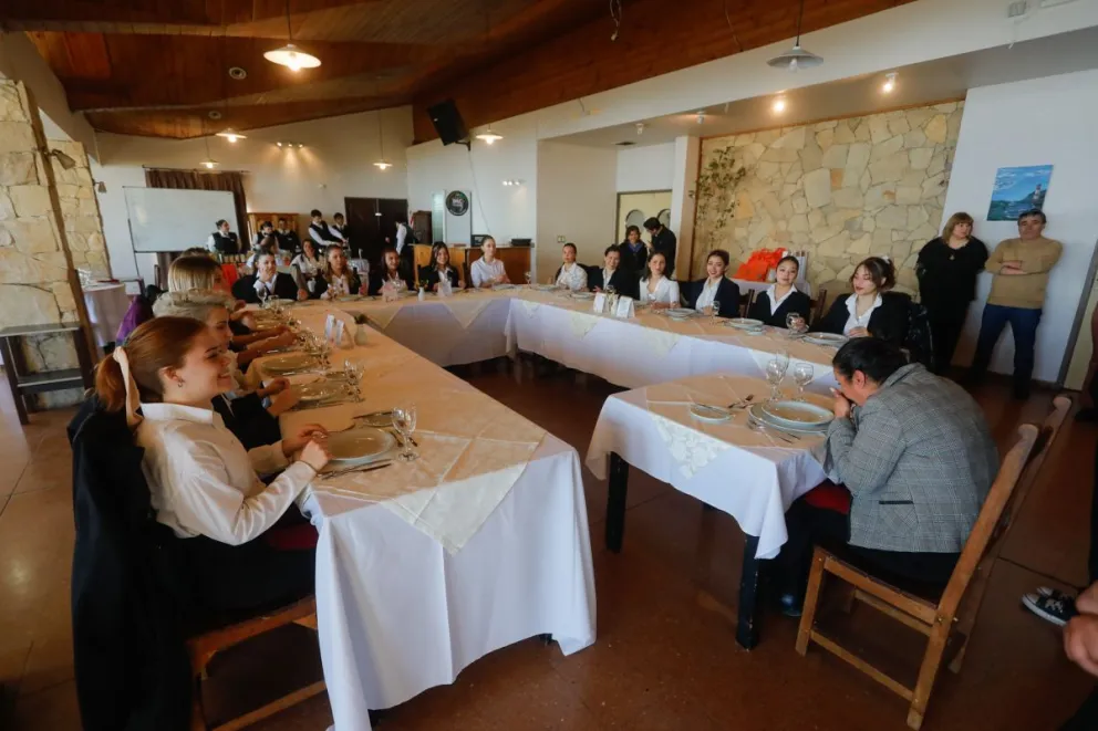 Candidatas a reina se capacitaron en ceremonial y protocolo en la Escuela de Hotelería